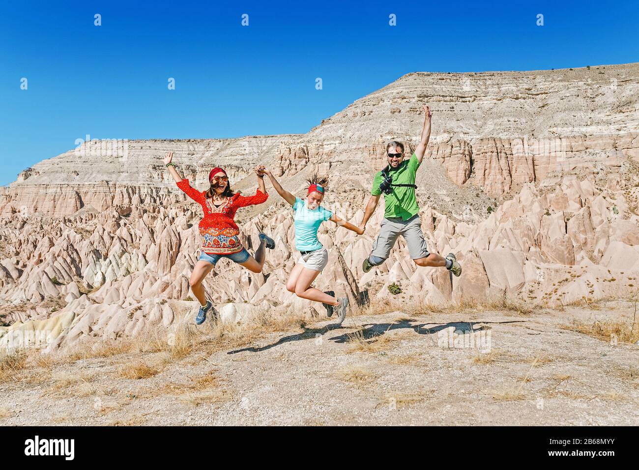 Trois jeunes amis sautant et s'amuser en Cappadoce, en Turquie Banque D'Images