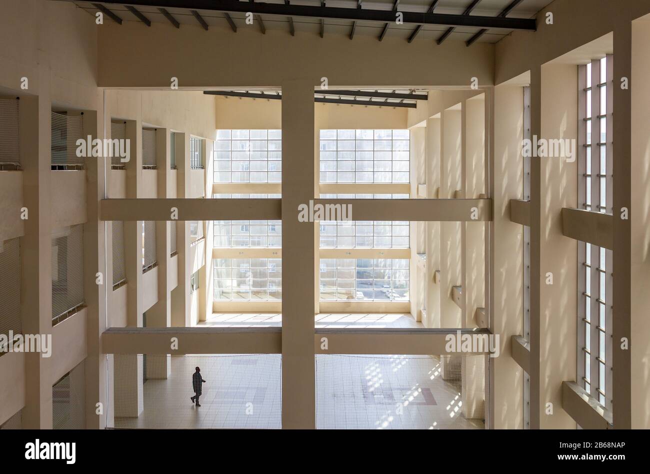 Intérieur du bâtiment moderne et vue sur les fenêtres en verre. Concept architectural Banque D'Images