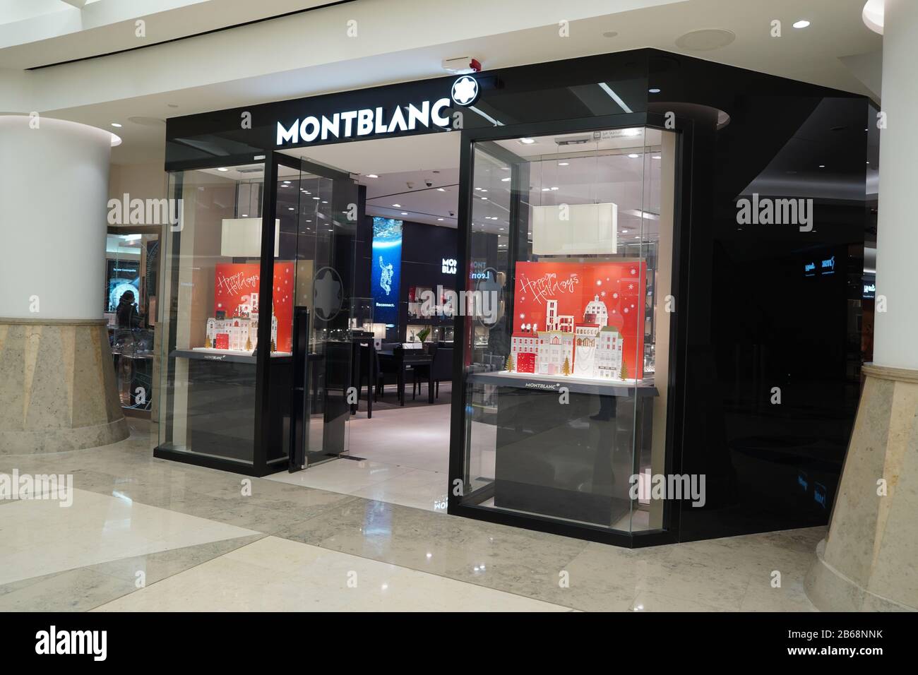 Vue sur le magasin Montblanc. Storefront of Montblanc logo magasin de mode  accessoire haut de gamme. Fabricant allemand montres de luxe, instruments  d'écriture, jewell Photo Stock - Alamy