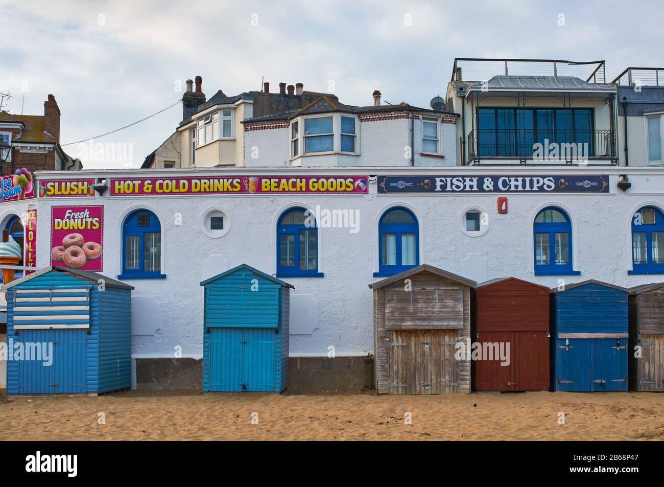 Cafés et cabanes de plage sur la plage de Broadescaliers, dans l'est du Kent, dans le sud-est de l'Angleterre Banque D'Images