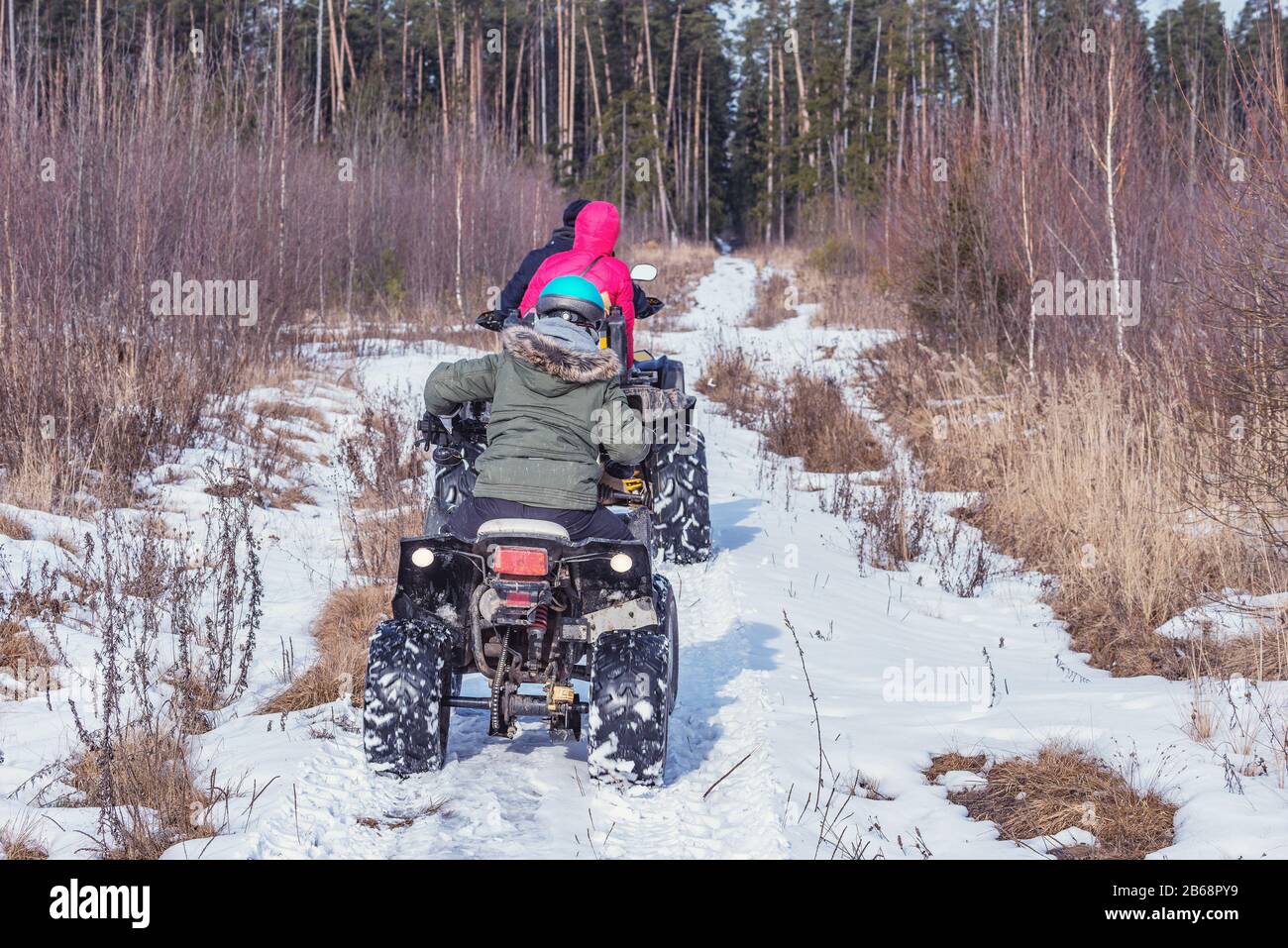 Famille sur le quad VTT. Banque D'Images