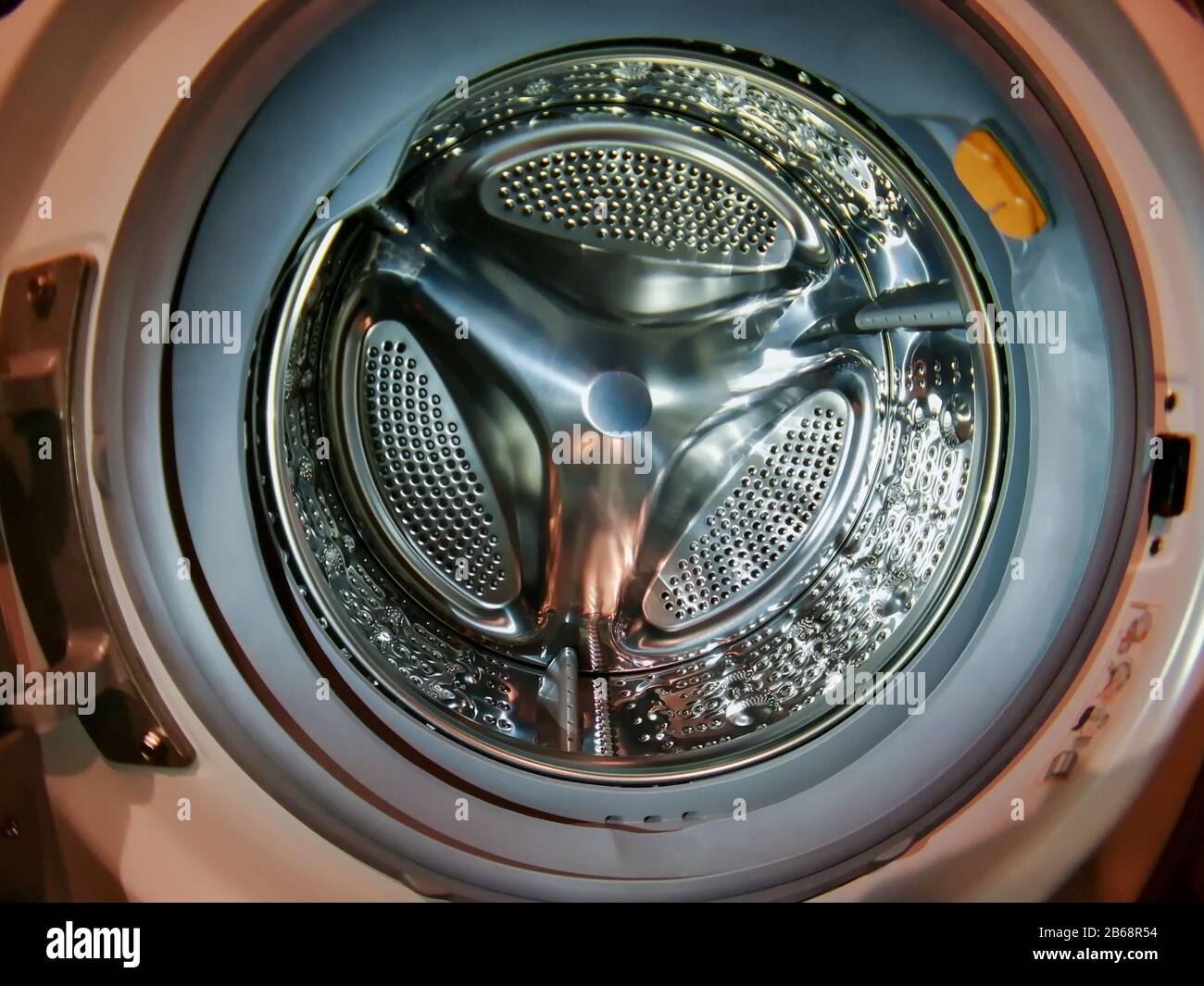Tambour de lave-linge avec vue interne de nombreux trous Photo Stock - Alamy