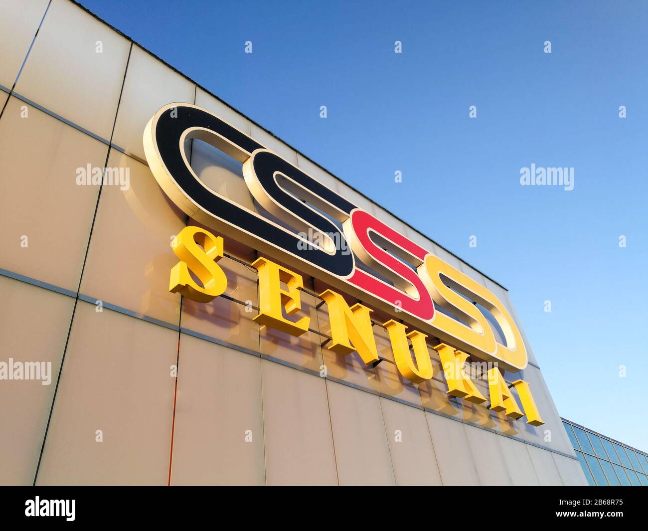 Kaunas, LITUANIE - 21 OCTOBRE 2018: Logo SSS Senukai corporation signe d'affaires sur le mur du bâtiment commercial Banque D'Images