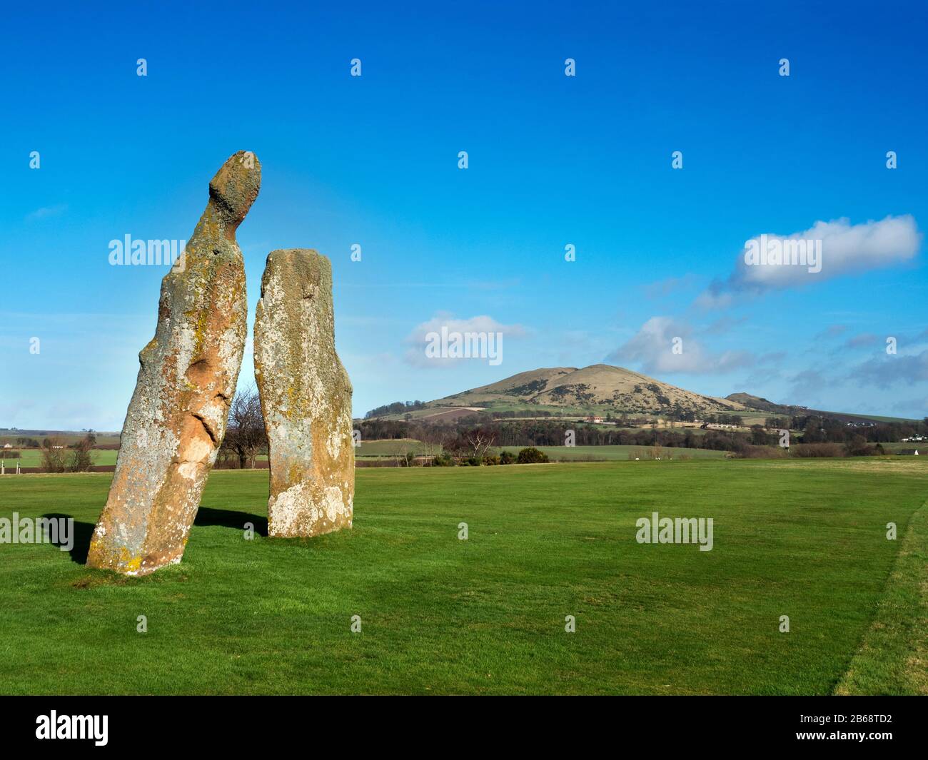 Bronze Age pierres debout à Lundin Liens avec Largo Law au-delà de Fife Ecosse Banque D'Images