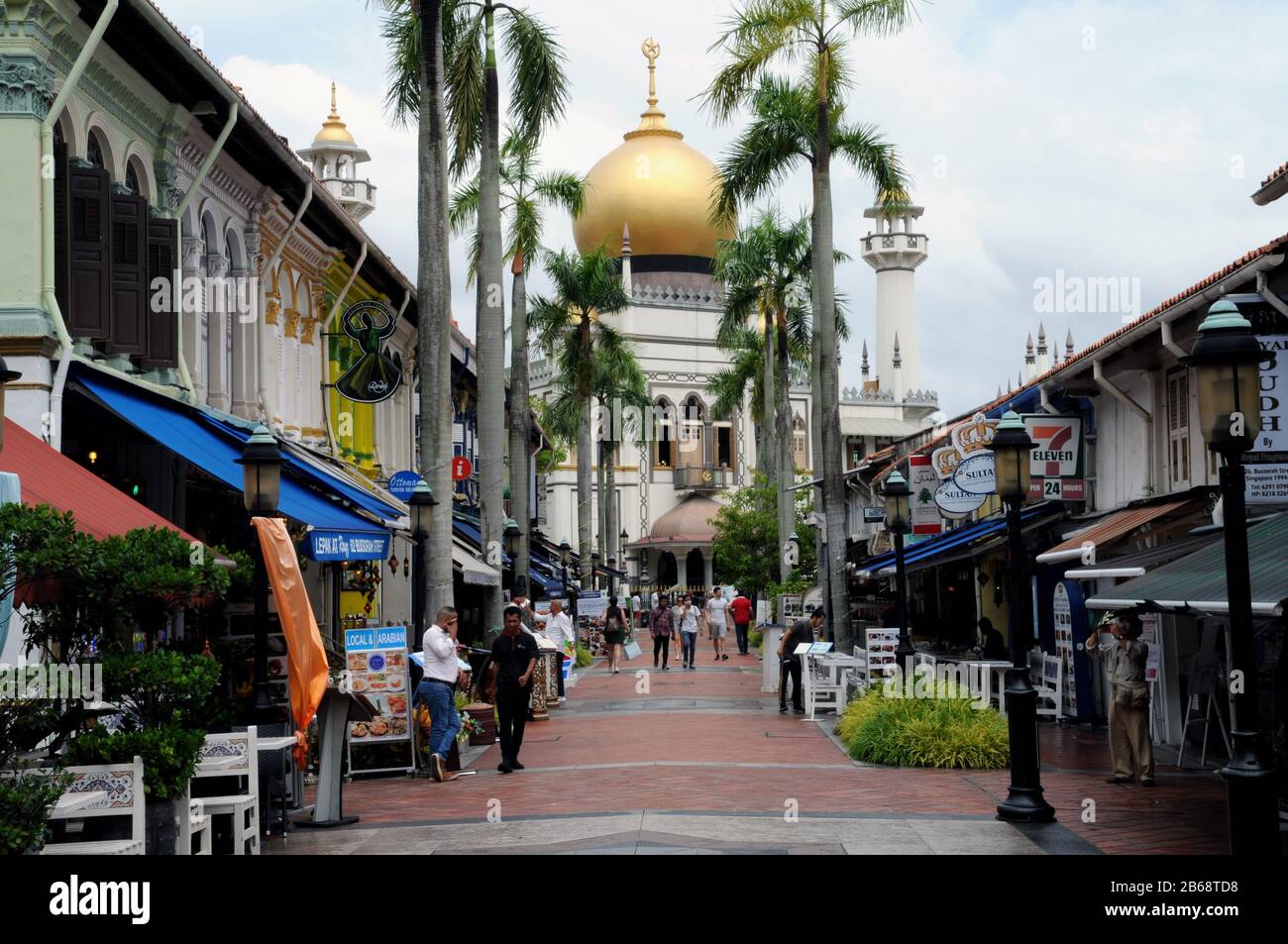 La rue Bussarah, dans le quartier arabe de Singapour, offre aux visiteurs une excellente vue sur la Mosquée du Sultan (le sultan Masjid). Banque D'Images