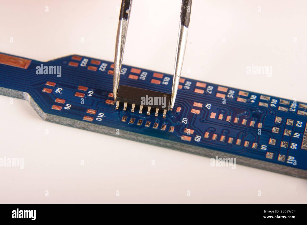 Circuit intégré électronique de petite taille sur carte de circuit imprimé vide prête pour l'assemblage manuel Banque D'Images