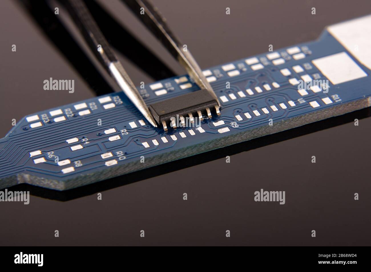Circuit intégré électronique de petite taille sur carte de circuit imprimé vide prête pour l'assemblage manuel Banque D'Images