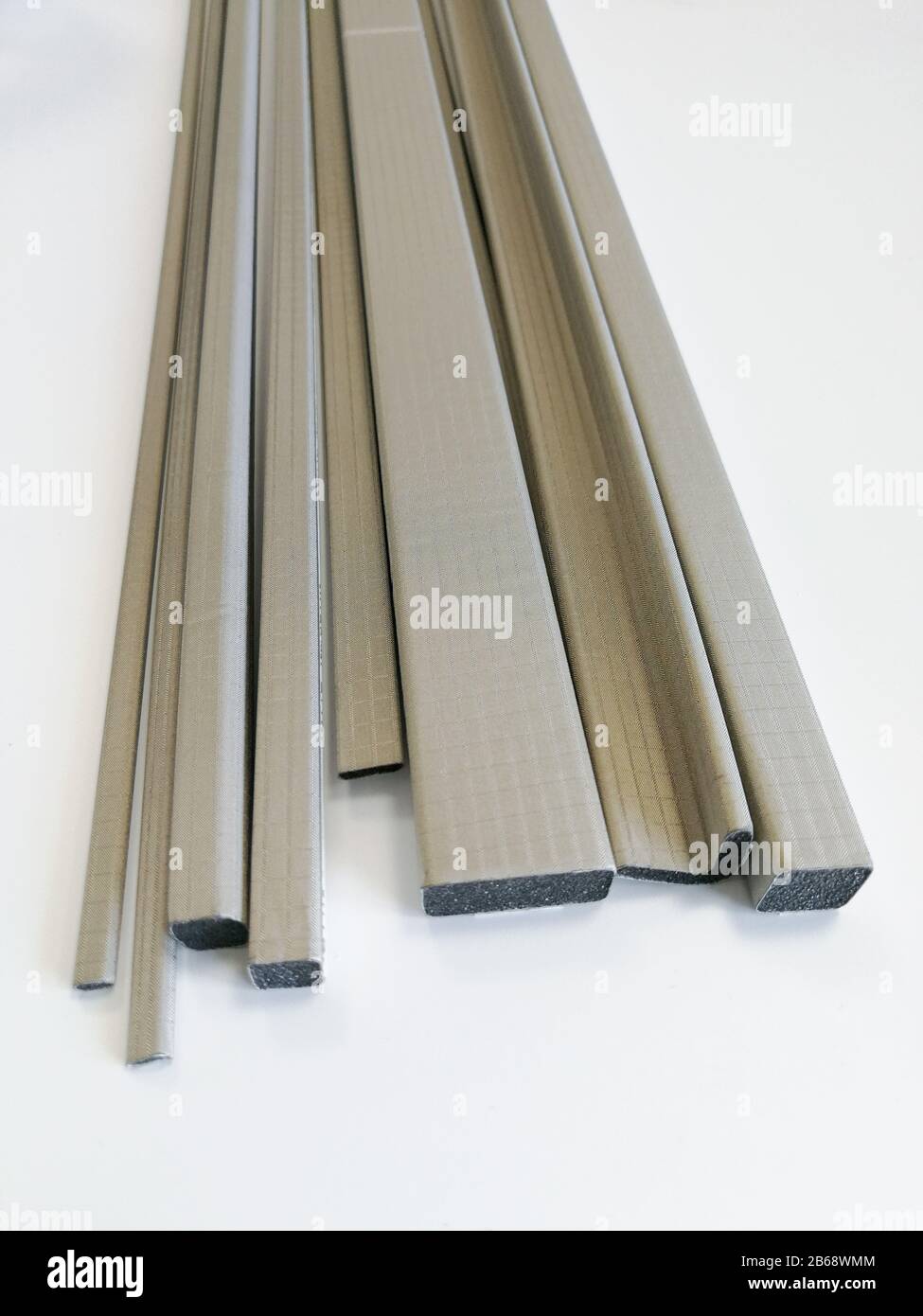 Joints de blindage conducteurs pour réduire les émissions électromagnétiques EMI isolés sur le fond blanc Banque D'Images