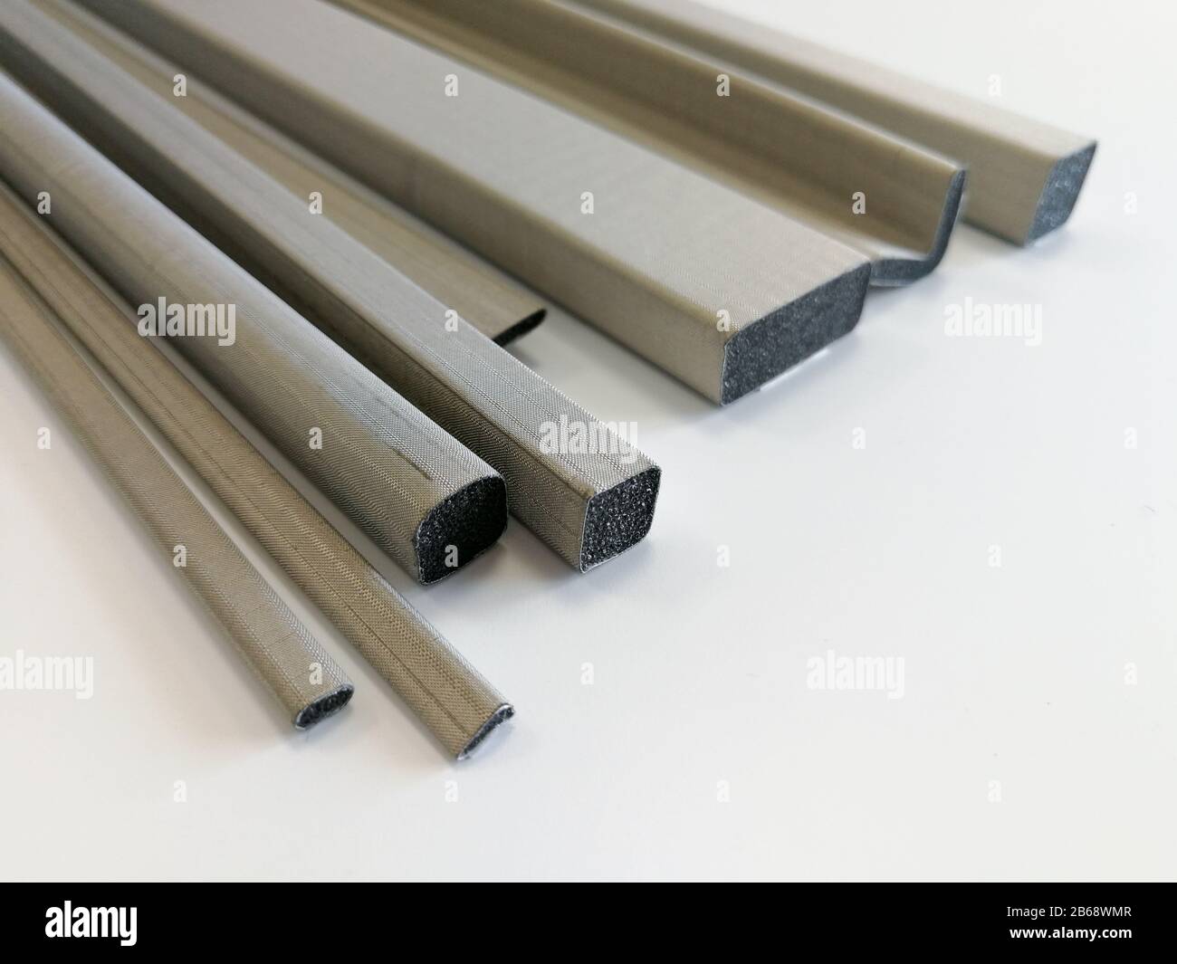 Joints de blindage conducteurs pour réduire les émissions électromagnétiques EMI isolés sur le fond blanc Banque D'Images