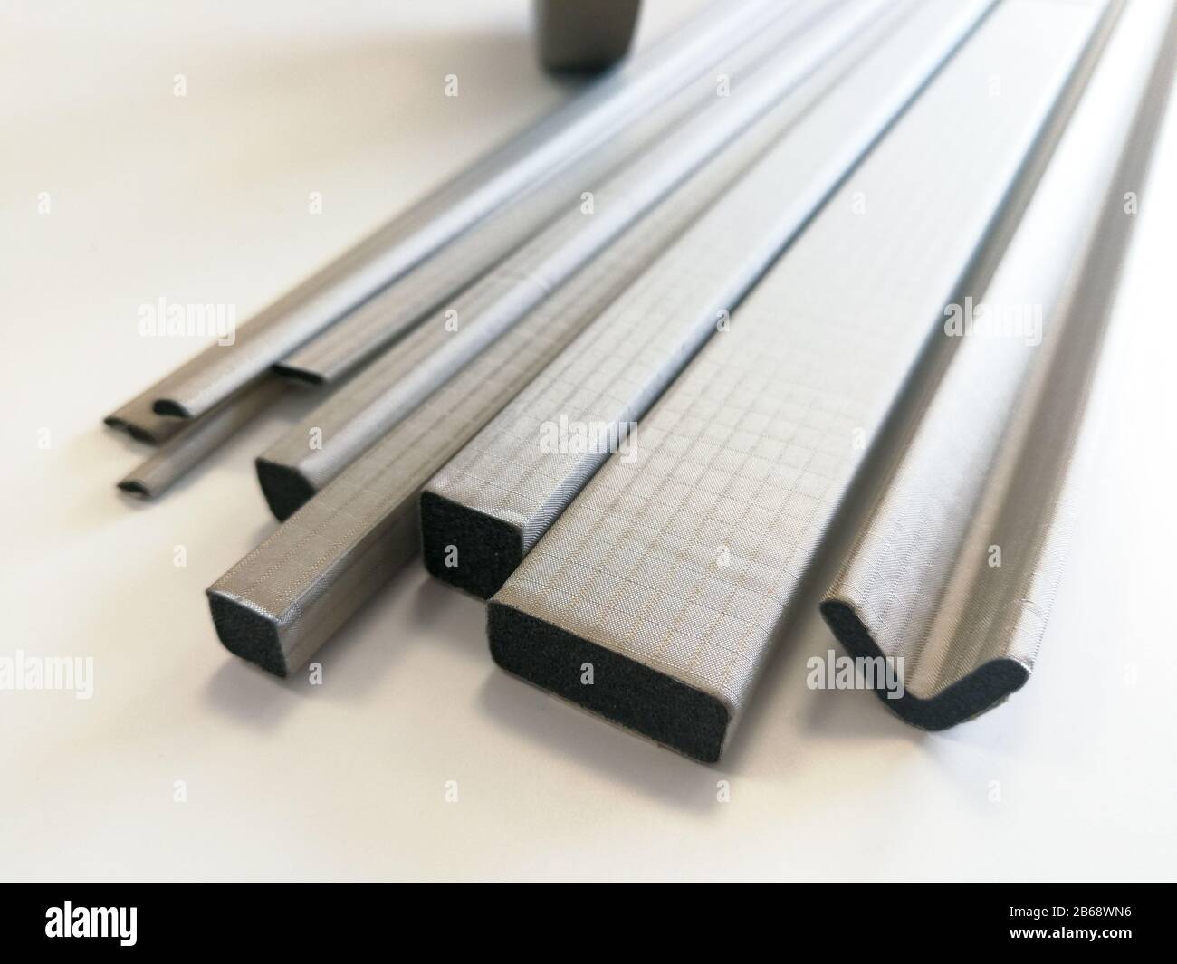 Joints de blindage conducteurs pour réduire les émissions électromagnétiques EMI isolés sur le fond blanc Banque D'Images