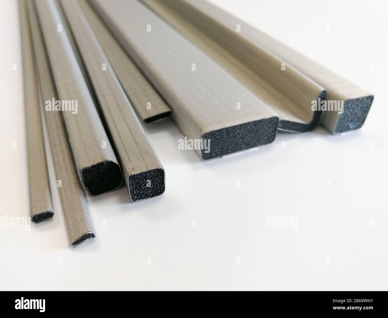 Joints de blindage conducteurs pour réduire les émissions électromagnétiques EMI isolés sur le fond blanc Banque D'Images