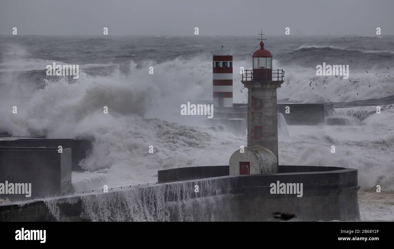 Tempête en mer. Vieux quai et phare de la rivière Douro. Banque D'Images