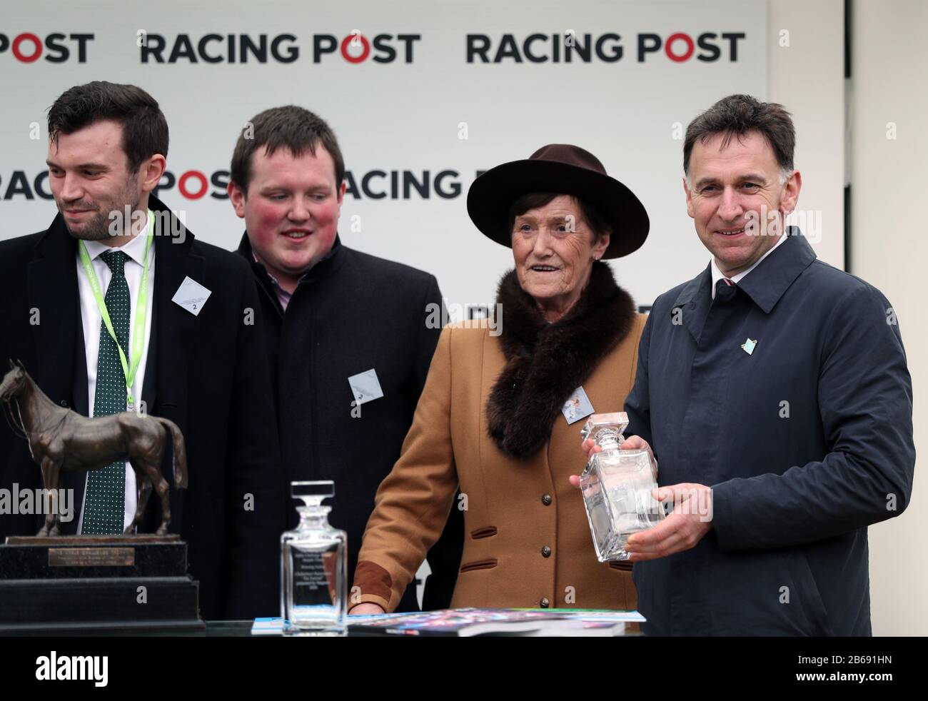 Entraîneur gagnant de Mettre La bouilloire, le formateur Henry de Bromhead (à droite) qui a été victorieux monté par Aidan Coleman dans la course Post Arkle Challenge Trophy Novices Chase le premier jour du Cheltenham Festival à Cheltenham Racecourse, Cheltenham. Banque D'Images