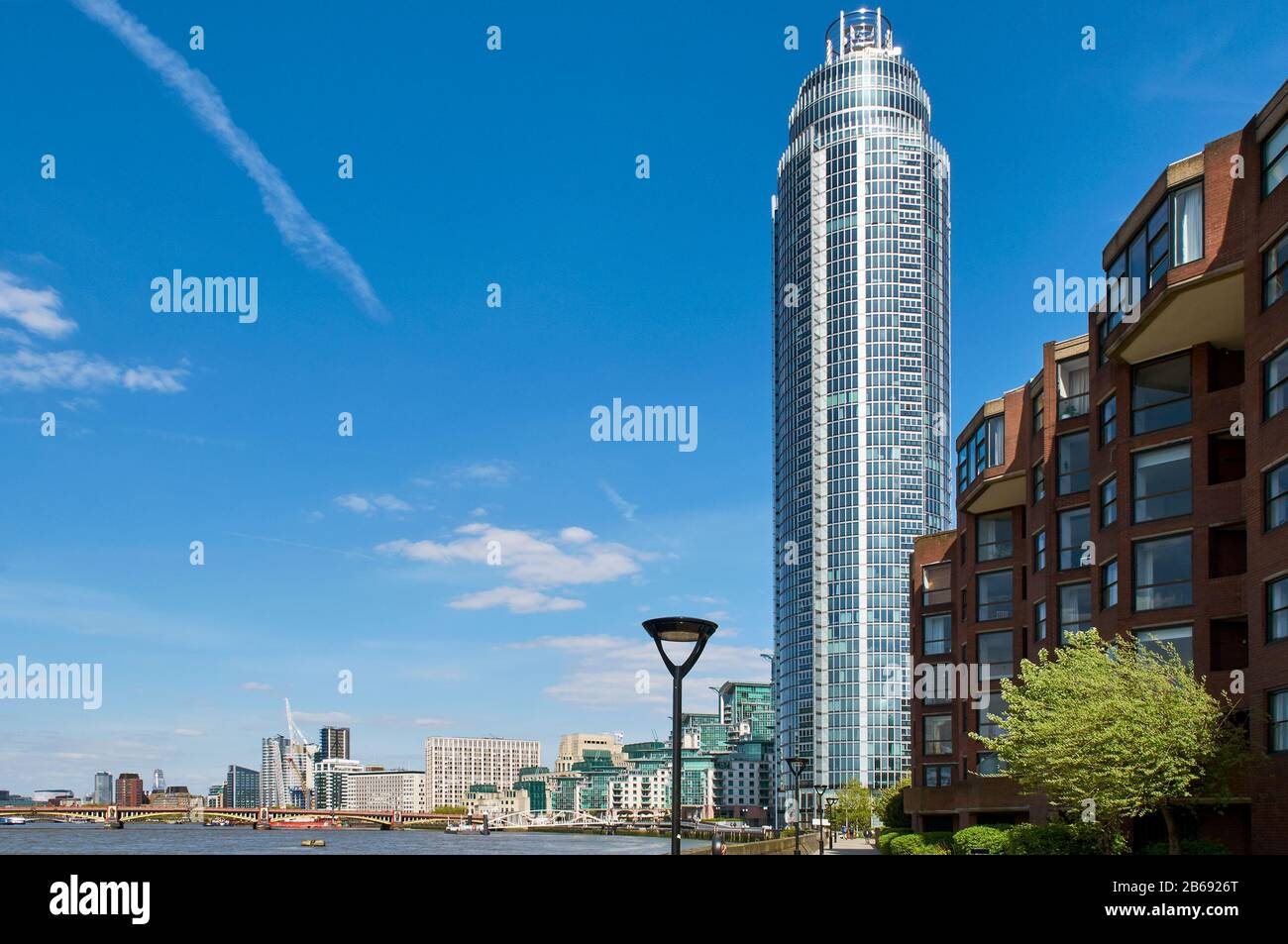St George's Wharf Tower sur la rive sud de la Tamise, Londres, Royaume-Uni, avec le pont Vauxhall en arrière-plan Banque D'Images