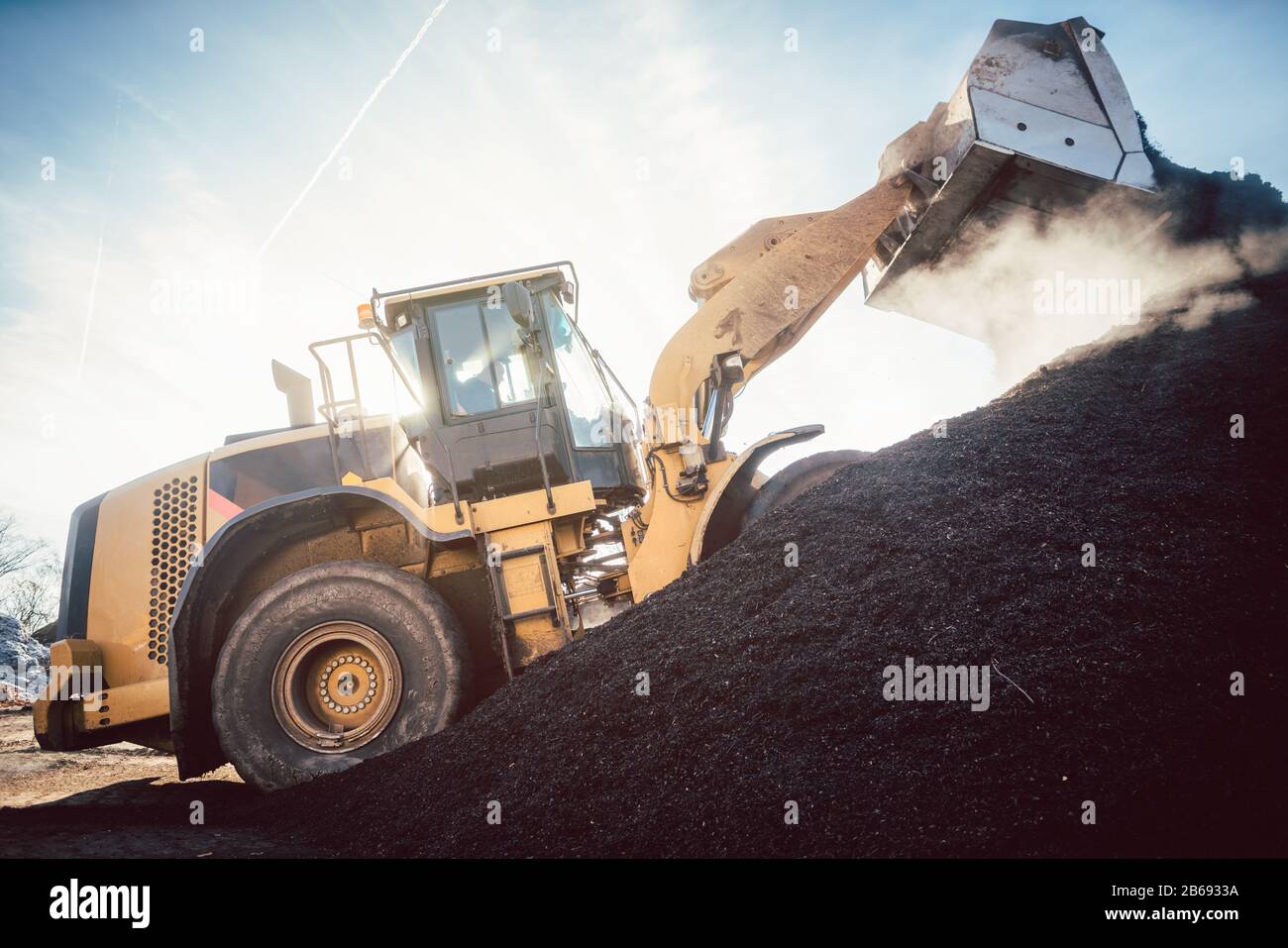 Bulldozer mettant de la biomasse sur tas pour le compostage Banque D'Images