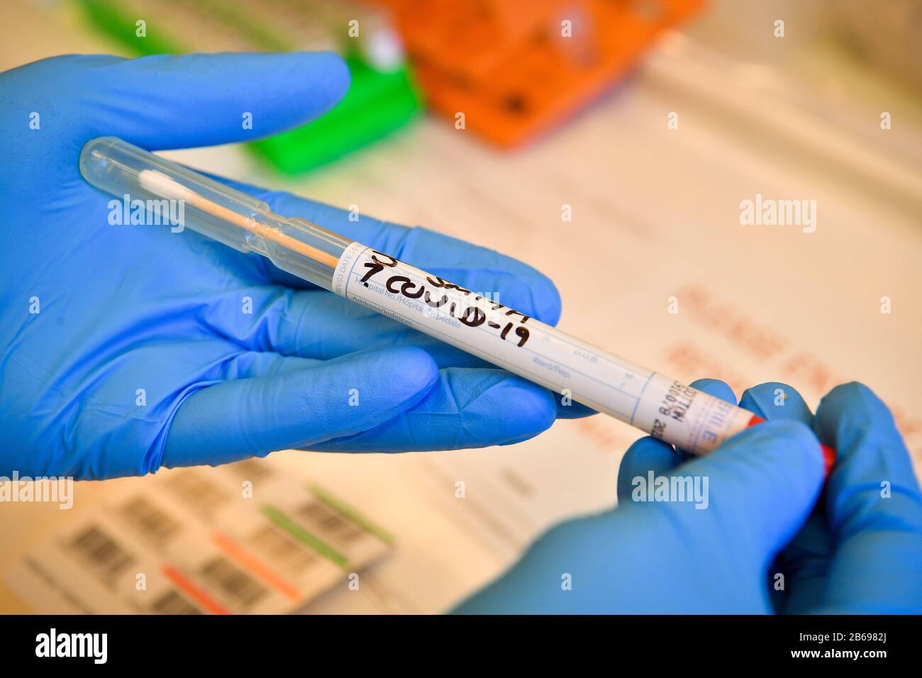 Un écouvillon factice COVID-19 est manipulé à l'intérieur d'un tube stérile  scellé lors d'une démonstration par des techniciens de laboratoire qui  effectuent des tests de diagnostic du coronavirus dans le laboratoire de