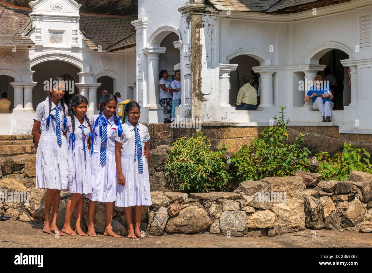 Une fête de l'école posent pour une photo à l'extérieur le plus impressionnant de Sri Lanka's Cave temples, sanctuaires cinq richement décorées de 'Dambulla et Rock Banque D'Images