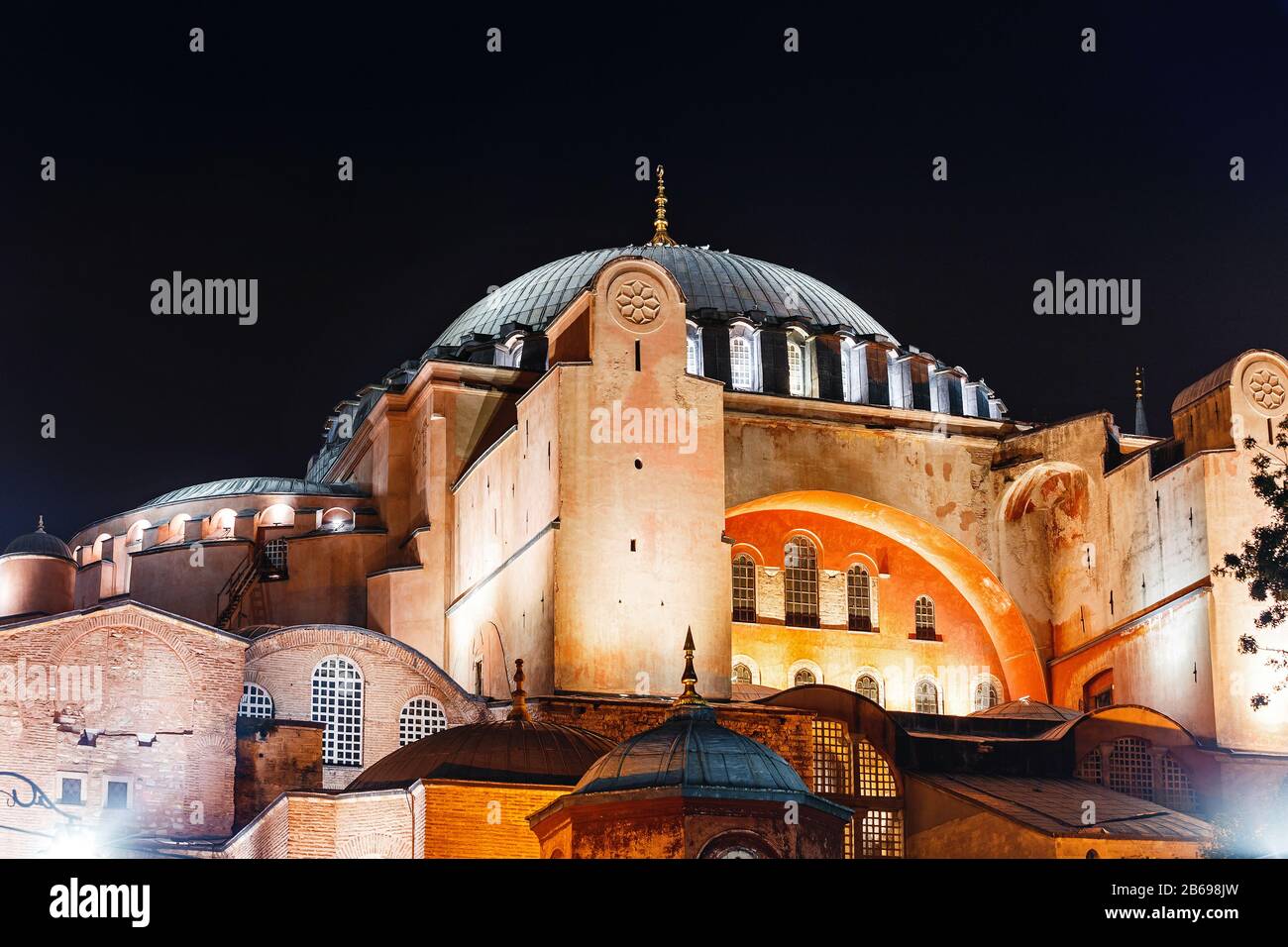 Nuit de gros plan d'une basilique Sainte-Sophie, de l'ancienne église orthodoxe et plus tard d'une mosquée et d'un musée à Istanbul, en Turquie Banque D'Images