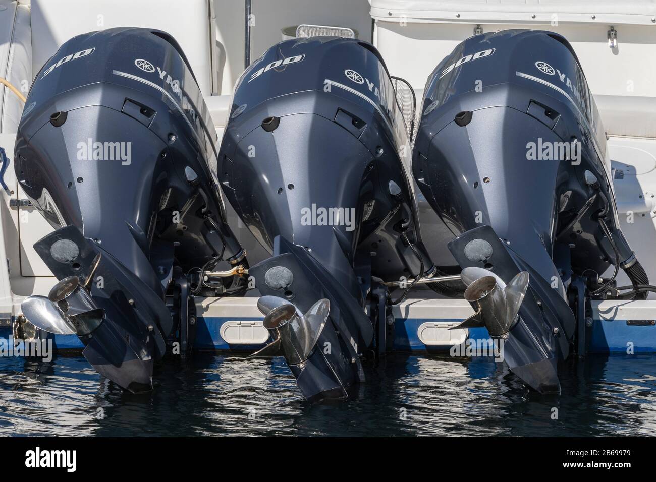 Moteurs hors-bord Yamaha sur yacht à Marina del Rey Banque D'Images