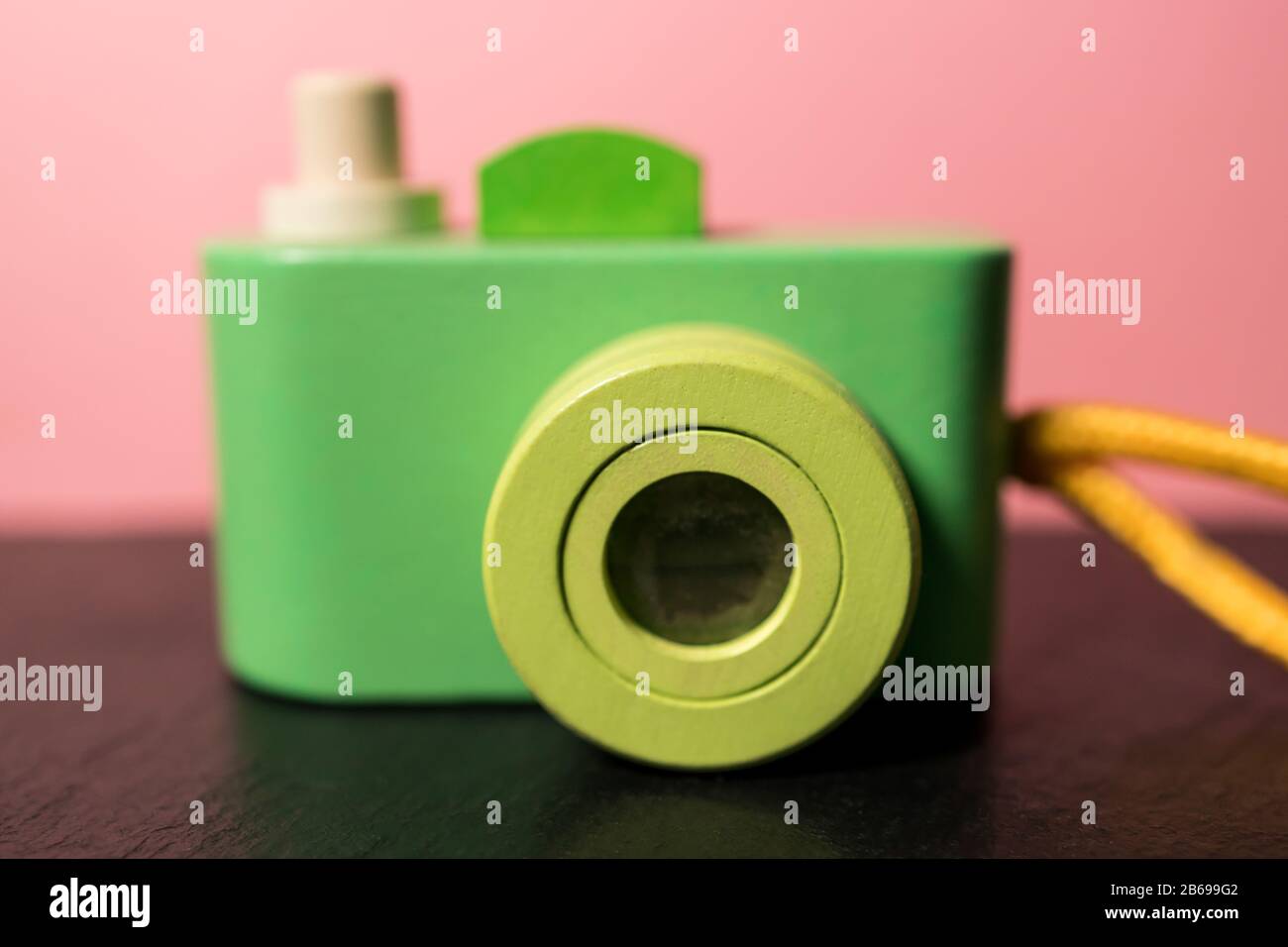Joli appareil photo rétro en vert sur fond rose Banque D'Images