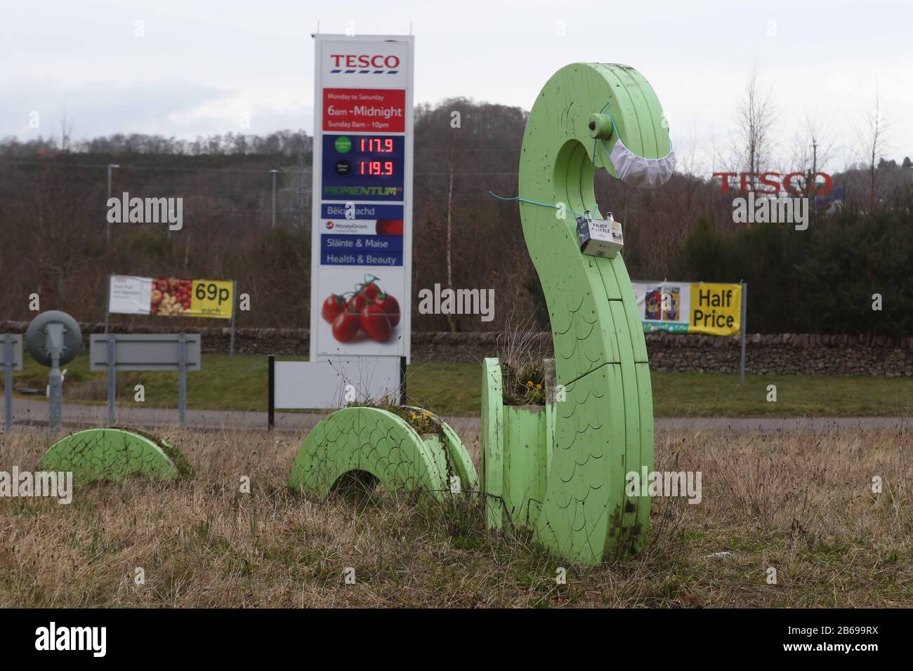 Inverness, Royaume-Uni, 9 mars 2020. Même Nessie n'est pas sûr du Coronavirus! Les ranksters ont placé un masque sur une statue du monstre du Loch Ness qui se trouve au rond-point de Holm, près du magasin Tesco. Une boîte de bière Corona a également été accrochée autour du cou de la statue. Crédit: Andrew Smith Crédit: Andrew Smith/Alay Live News Banque D'Images