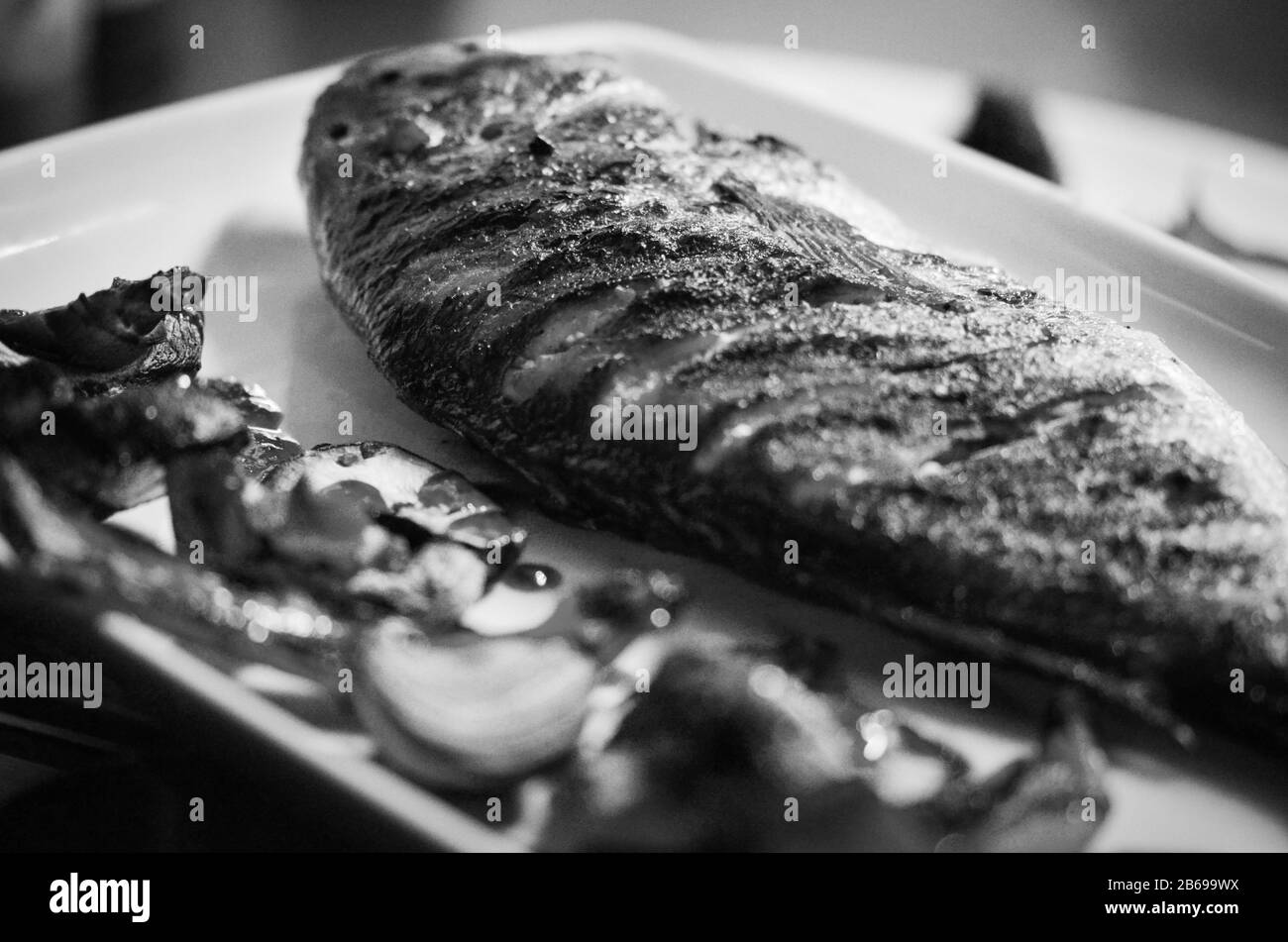 poisson grillé avec sel et poivre Banque D'Images