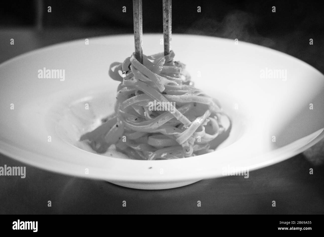 plat de pâtes italiennes à base de légumes frais, calmar, poulpe, coquillages et ail Banque D'Images