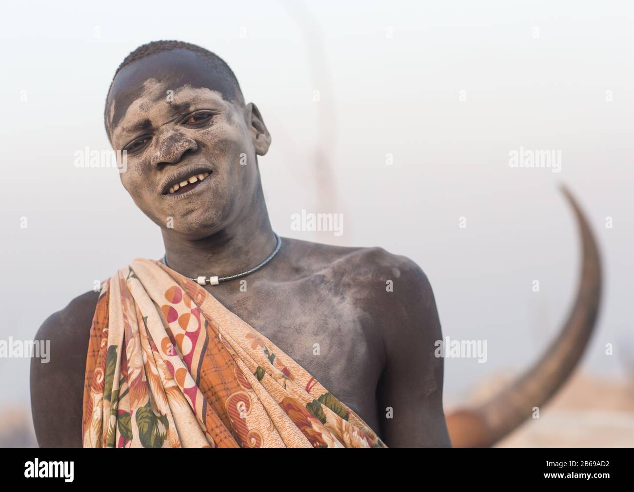 Mundari homme tribu couvert de cendres pour repousser les mouches et moustiques, l'Équatoria central, Terekeka, au Soudan du Sud Banque D'Images