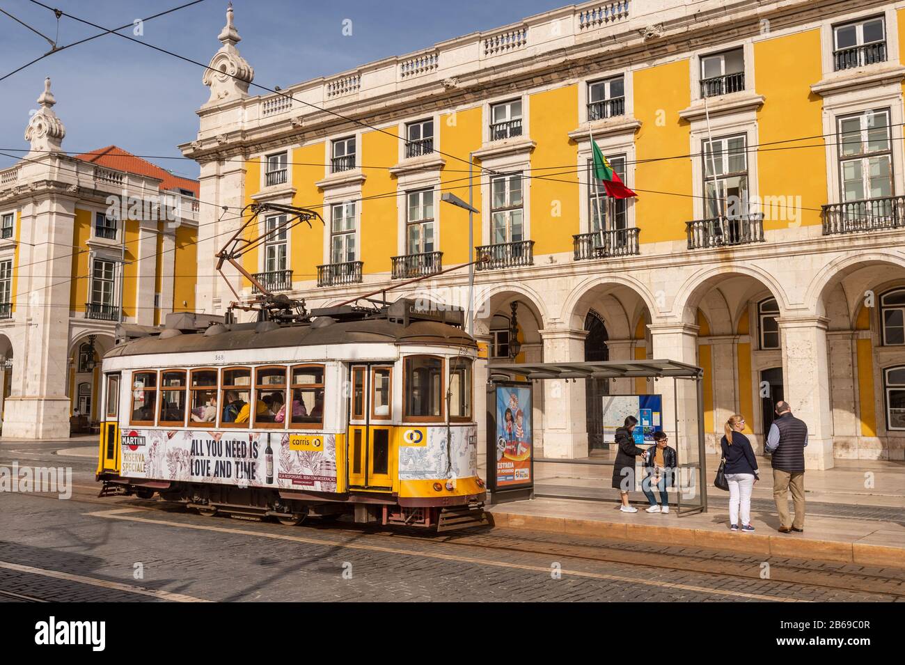Lisbonne, Portugal - 2 mars 2020: Célèbre tramway jaune 28 à la Praca do Comercio Banque D'Images