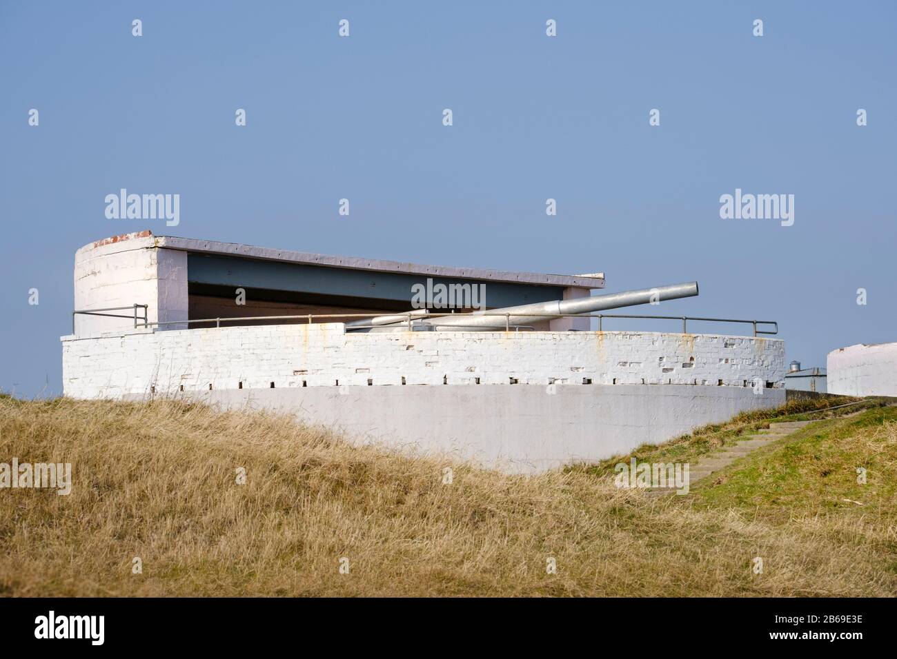 Réplique WWII Mark V11 6'armes navales dans des placements d'armes à feu à Blyth Battery au-dessus de la plage de Blyth près du port de Blyth sur la côte de Northumberland Banque D'Images