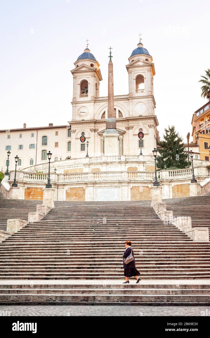 Les Marches espagnoles & Trinità dei Monti à la Piazza di Spagna à Rome. Déserté sans touristes et personne à part une femme seule qui marche à pied. Banque D'Images