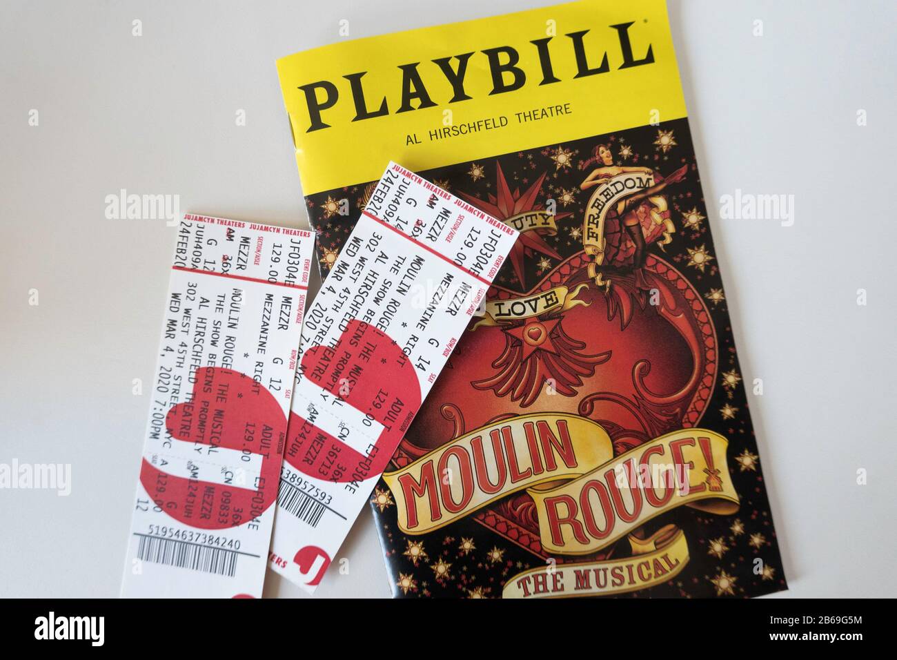 Billets pour le théâtre de Broadway « Poulin Rouge » avec Playbill, New York  Photo Stock - Alamy