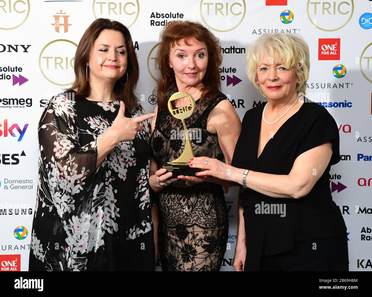 Ruth Jones, Melanie Walters et Alison Steadman (de gauche à droite) de Gavin et Stacey, avec le prix du programme de divertissement Parrainé par Kantar au TRIC Awards 2020 tenu à l'hôtel Grosvenor, Londres. Banque D'Images