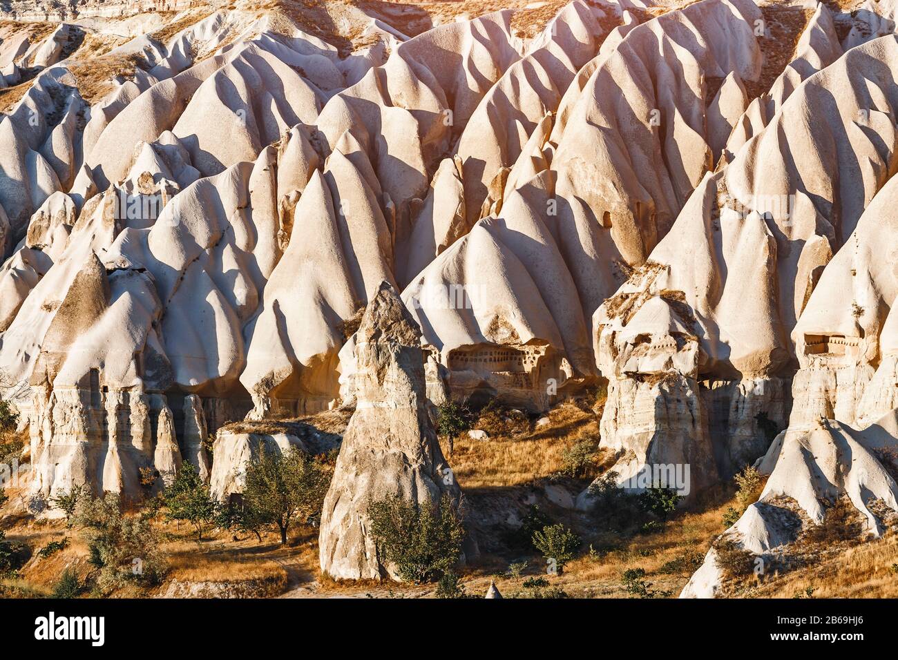 Les rochers de tuff volcaniques ont nommé des cheminées de fées ou des champignons au coucher du soleil en Cappadoce, en Turquie Banque D'Images