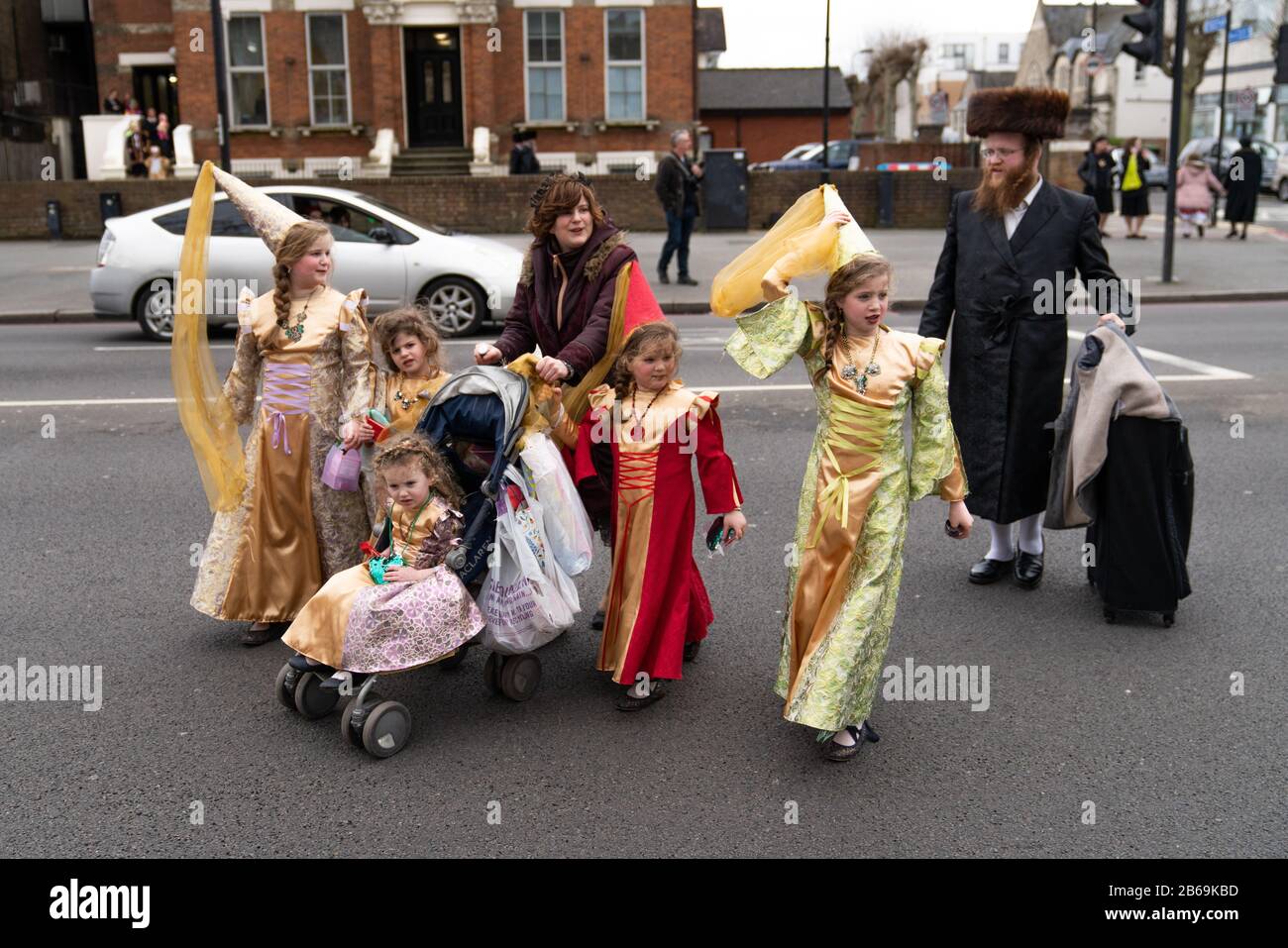 Les enfants juifs orthodoxes célèbrent le festival de Purim à Stamford Hill, dans le nord de Londres. Banque D'Images