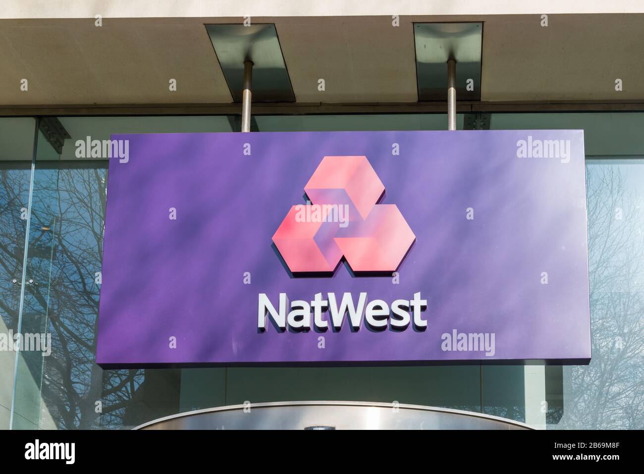Grand panneau violet au-dessus de l'entrée de la succursale NatWest à St Philip's Place dans le centre-ville de Birmingham, Royaume-Uni Banque D'Images
