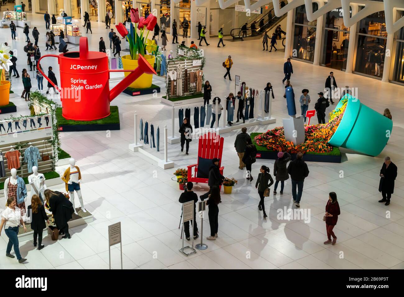 Les visiteurs de Westfield Oculus à New York participent à l'activation de la marque JCPenney Spring style Garden le jeudi 5 mars 2020. La chaîne du grand magasin a dévoilé ses articles de printemps de différentes marques. (© Richard B. Levine) Banque D'Images