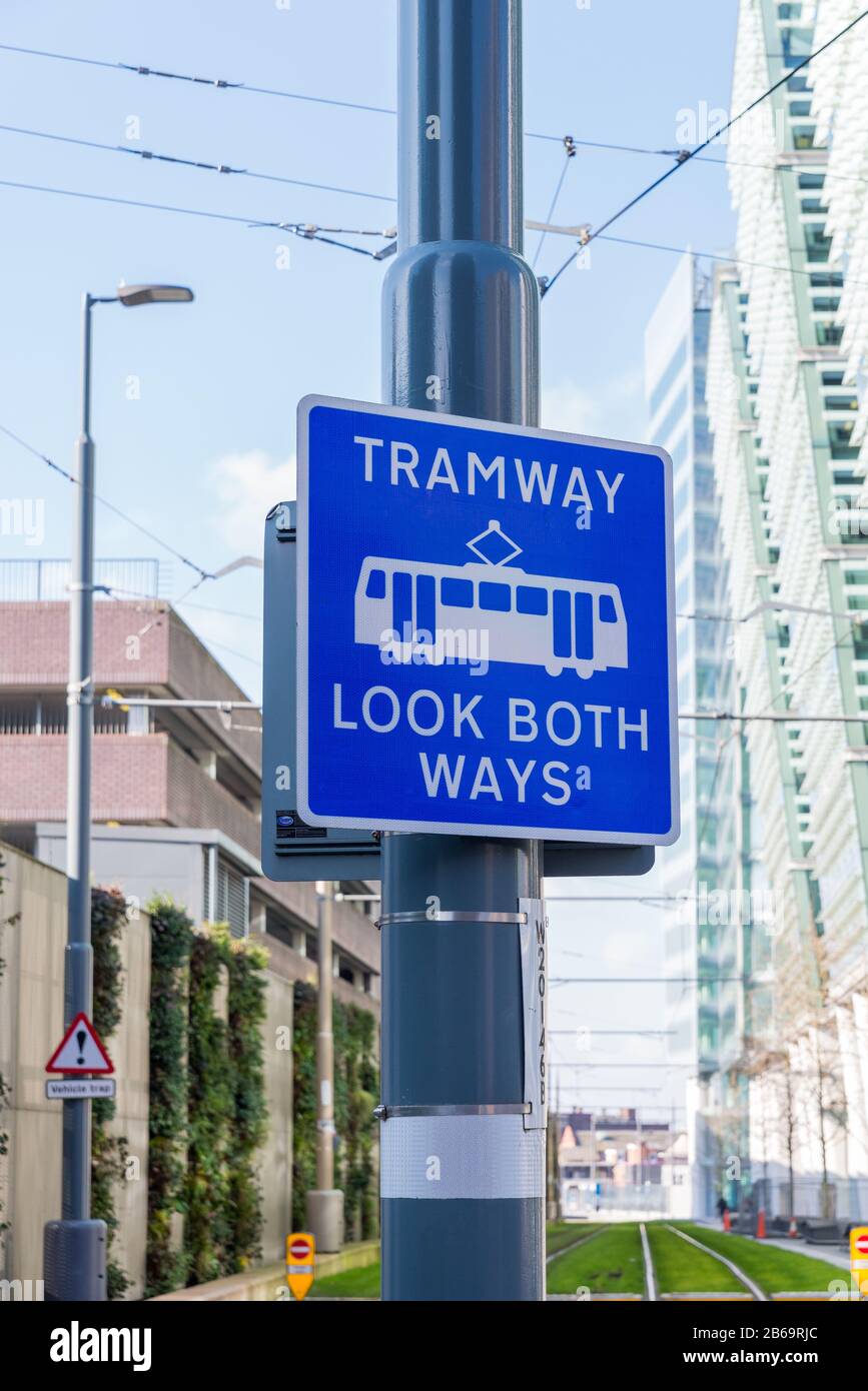 Panneau d'avertissement Tramway Regardez Les Deux Voies par la station de tramway Snowhill dans le centre-ville de Birmingham Banque D'Images