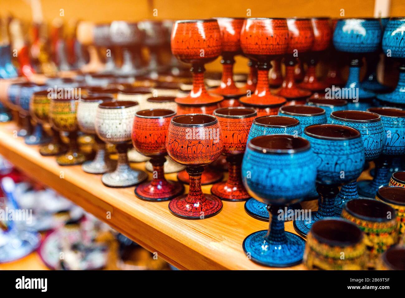 Collection de souvenirs traditionnels de céramique turque en vente sur le marché d'Istanbul, en Turquie. Banque D'Images