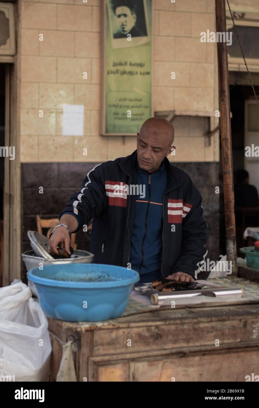 Alexandra, Egypte mai 5 juin 2019 le vendeur de poisson barganing avec un acheteur Banque D'Images