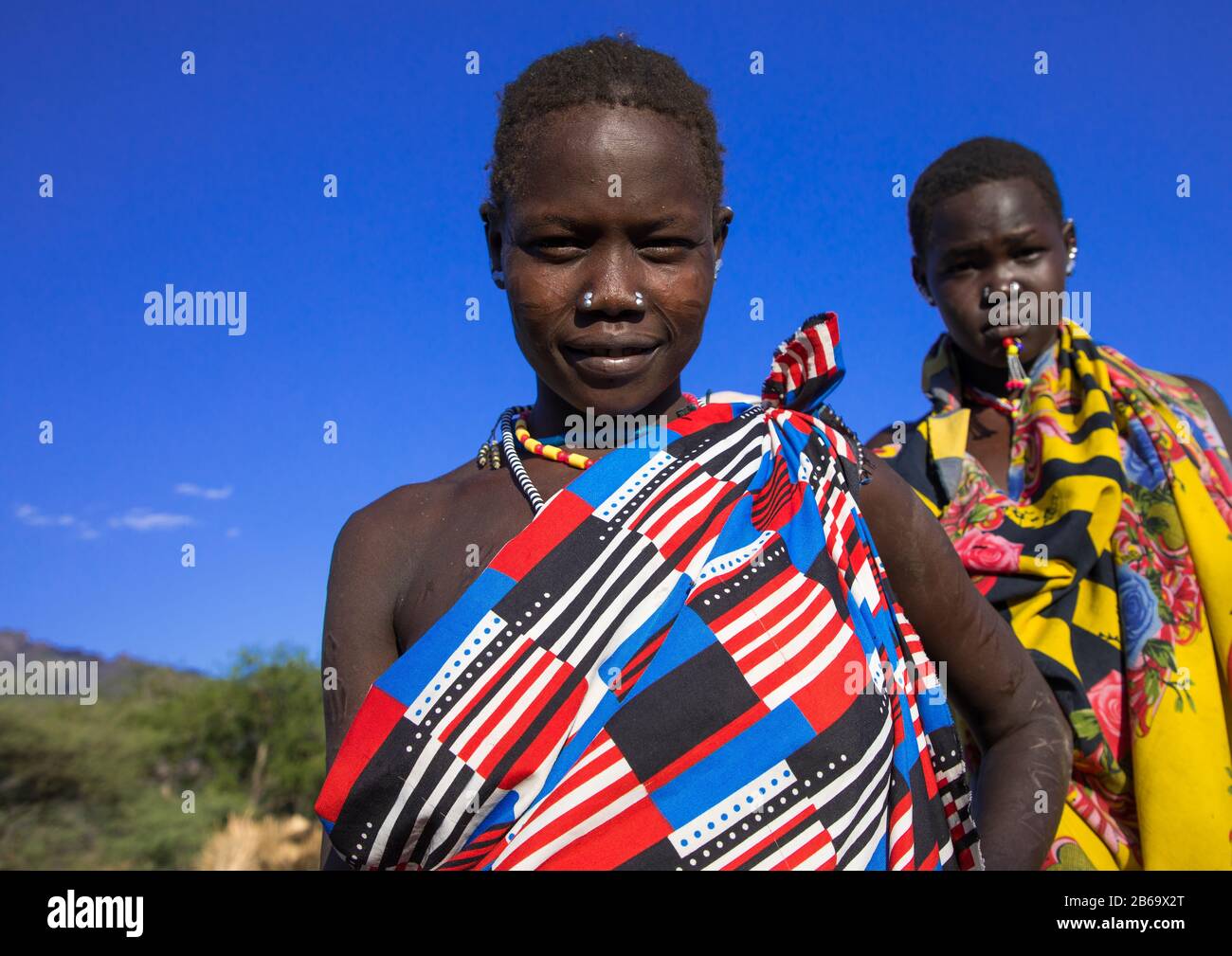 Larim tribu des femmes avec des vêtements colorés, Boya Mountains, Imatong, Soudan du Sud Banque D'Images