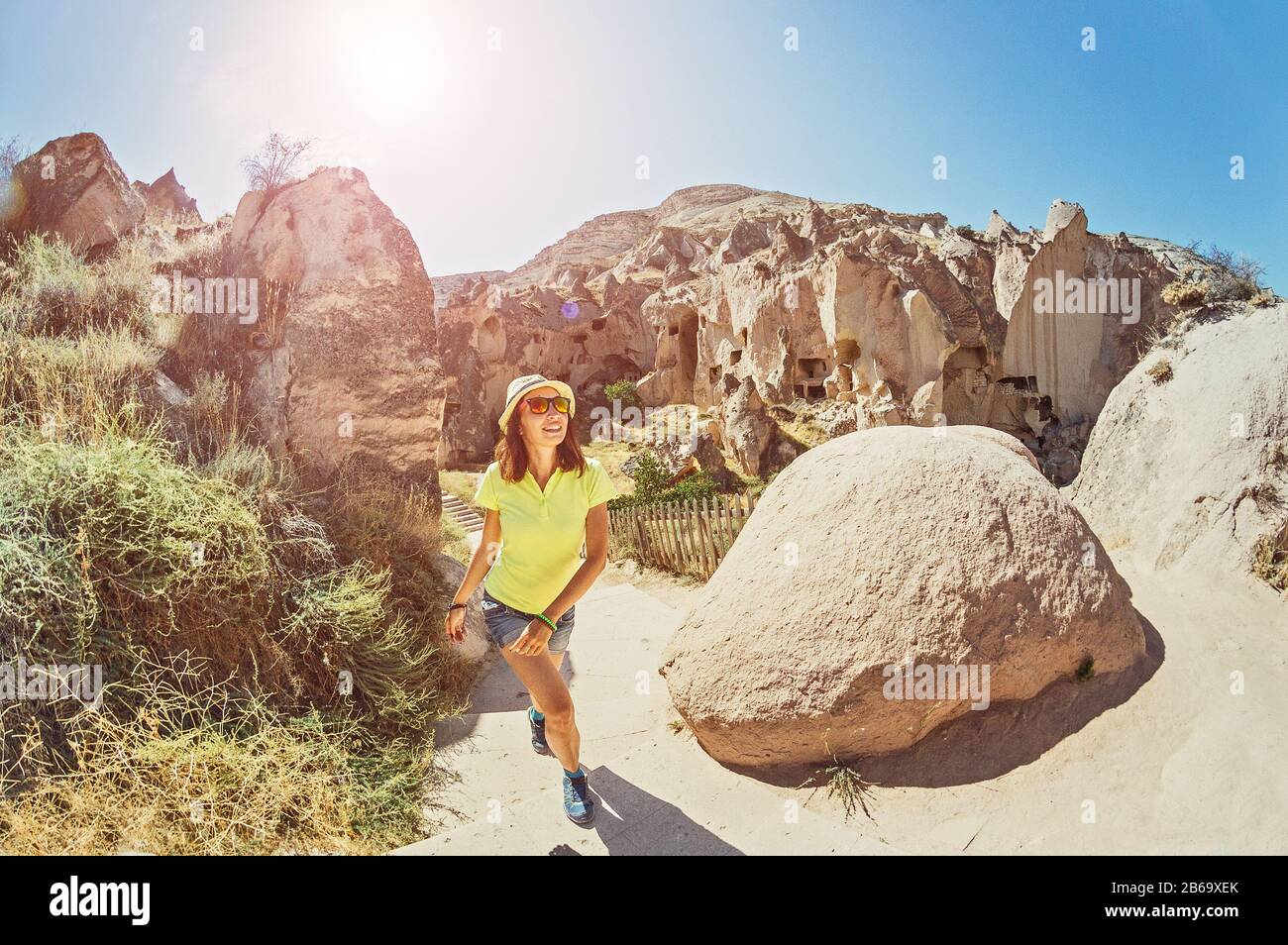 Voyageur touristique dans la ville grotte de Zelve en Cappadoce Banque D'Images