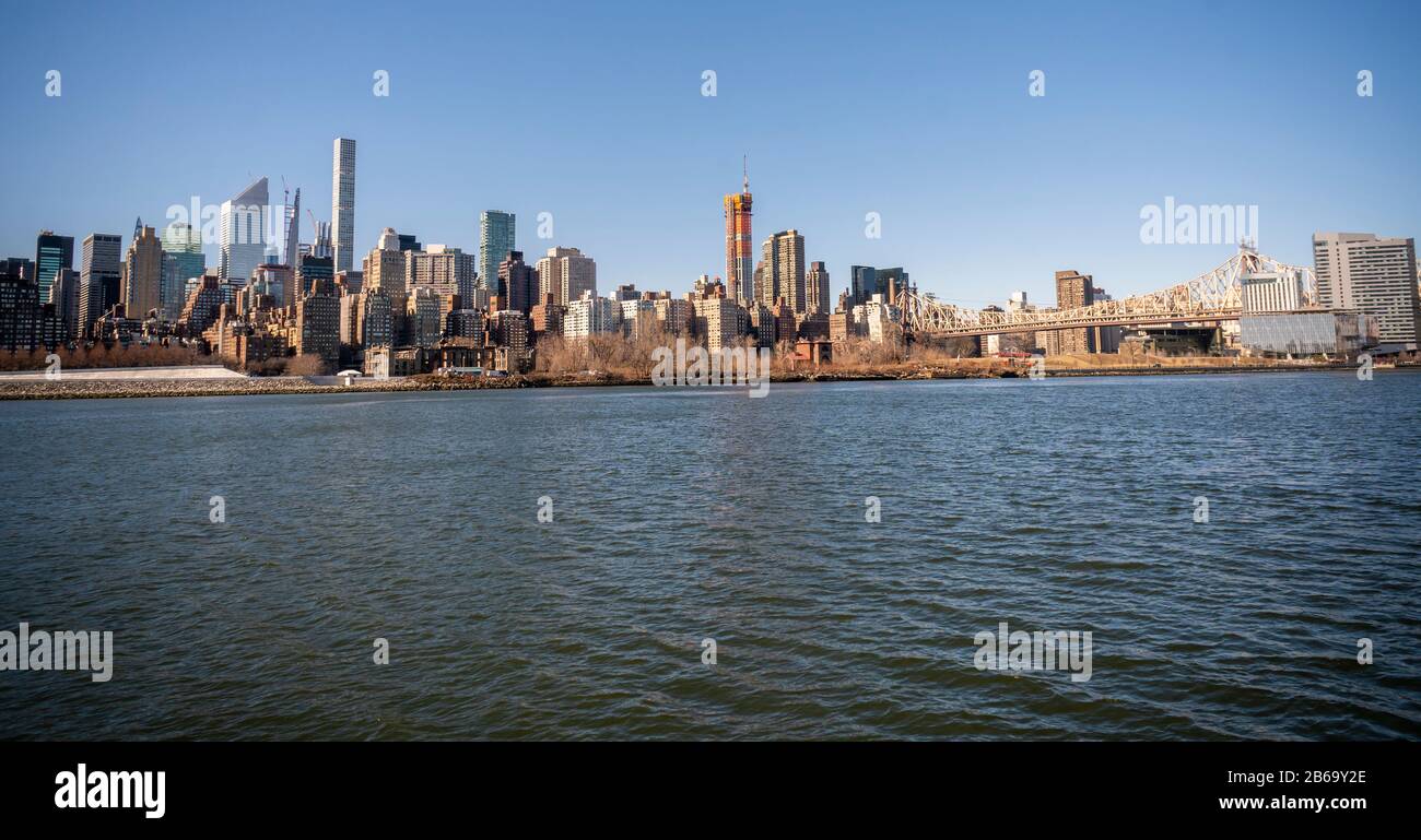Horizon de Midtown Manhattan à New York vu du quartier de long Island City de Queens le samedi 7 mars 2020. (© Richard B. Levine) Banque D'Images