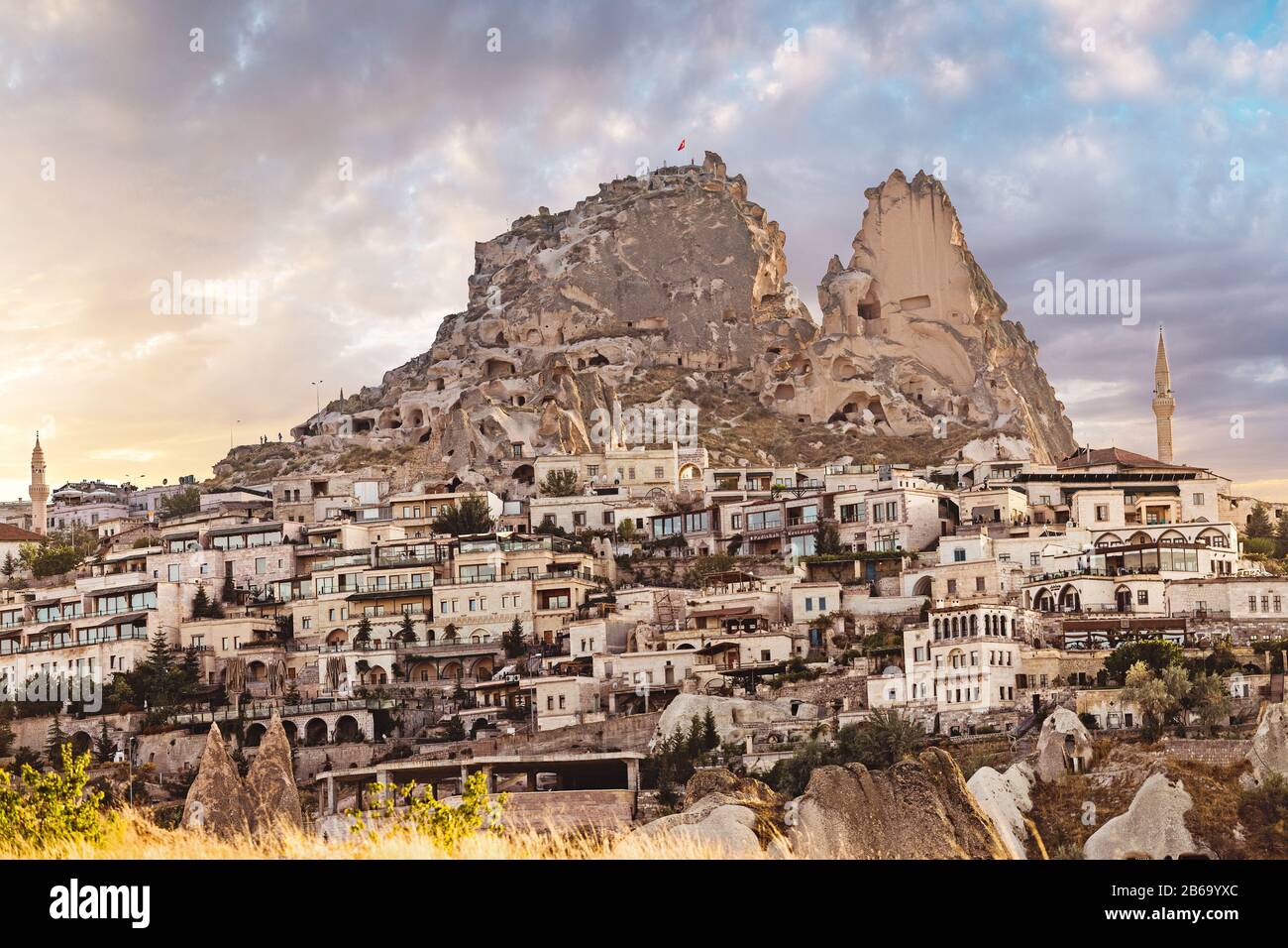 Septembre 2017, GÖREME, CAPPADOCE, TURQUIE: Vue sur le château d'Uchisar en Cappadoce , Turquie avec le ciel dramatique Banque D'Images