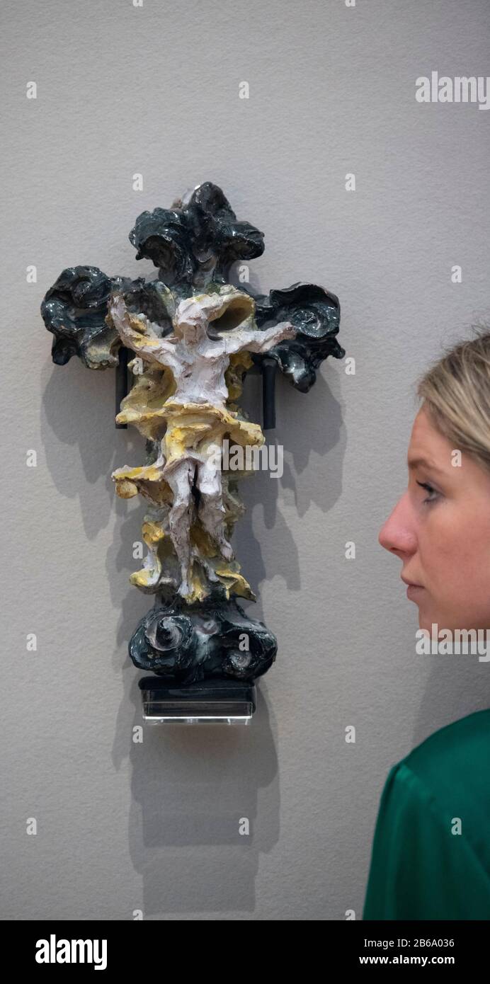 Bonhams, Londres, Royaume-Uni. 10 mars 2020. Les meilleurs lots de la vente d'après-guerre et d'art contemporain incluent des œuvres de Keith Haring, Christo, Soulages et Fontana. Image : Lucio Fontana, (Italien, 1899-1968), Crocifisso, 1948-1950. Estimation : 80 000 À 120 000 £. Crédit : Malcolm Park/Alay Live News. Banque D'Images