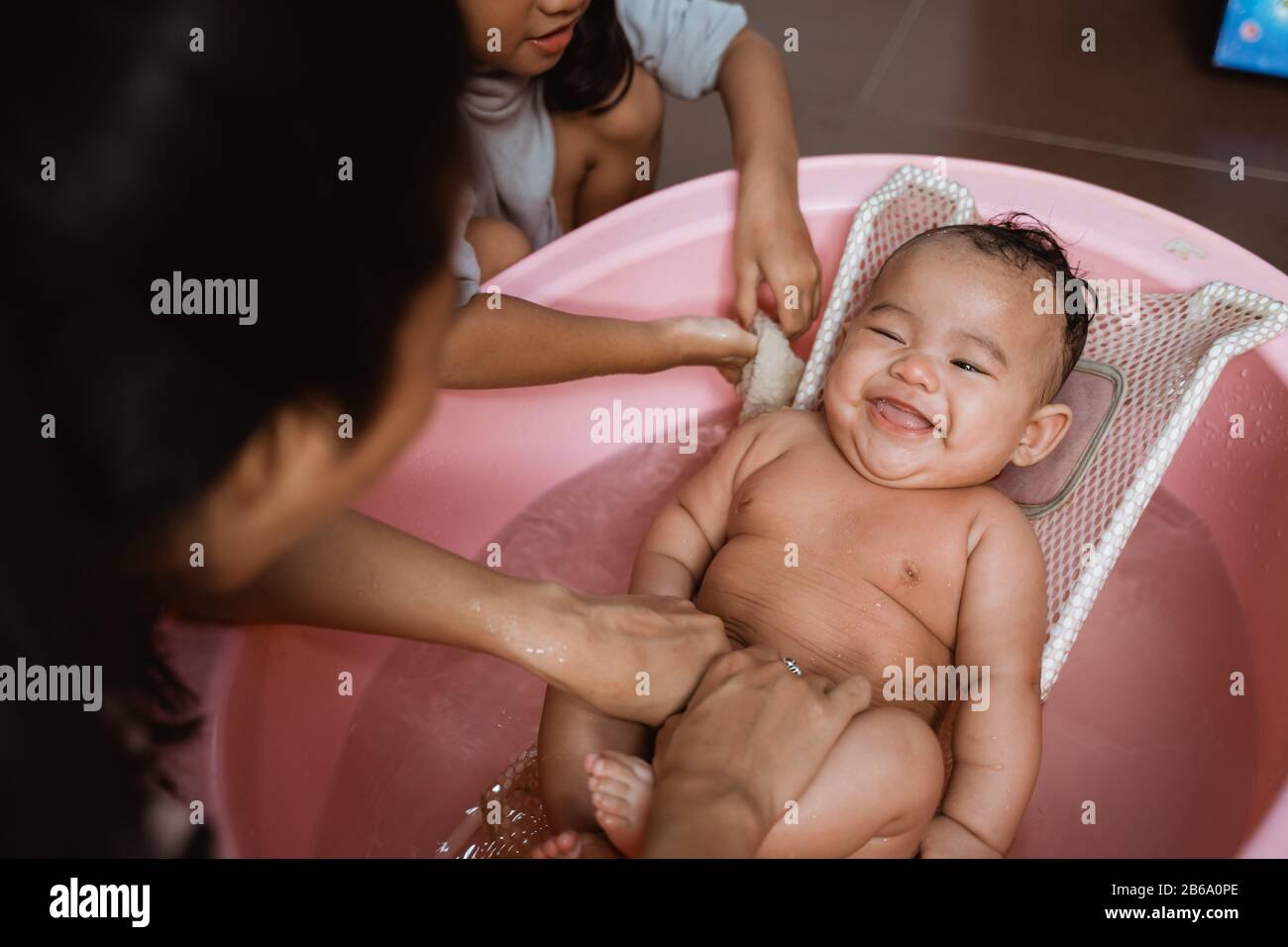 Adorable Bebe Avec Bain Avec Mere Et Sœur Bebe Mignon Souriant Quand Prendre Un Bain Photo Stock Alamy
