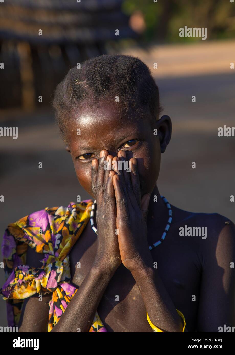 Portrait d'une jeune fille timide Toposa, Boya Mountains, Imatong, Soudan du Sud Banque D'Images