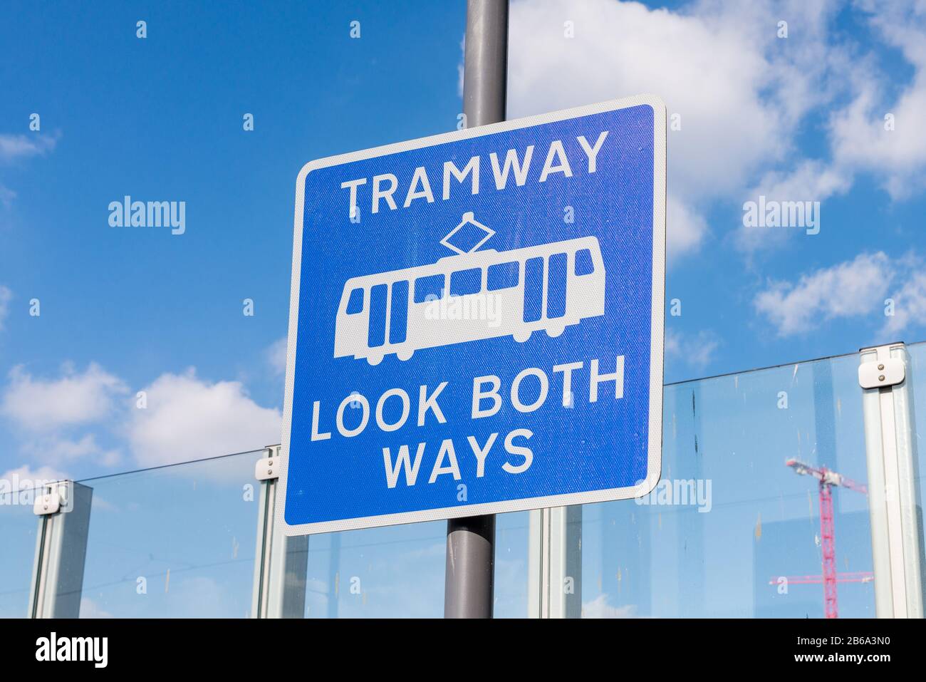Panneau d'avertissement Tramway Regardez Les Deux Voies par la station de tramway Snowhill dans le centre-ville de Birmingham Banque D'Images