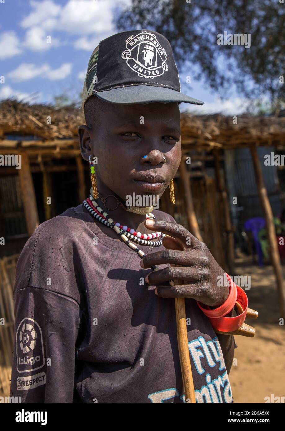Fils de tribu Larim habillés de façon à la mode, Boya Mountains, Imatong, Soudan du Sud Banque D'Images