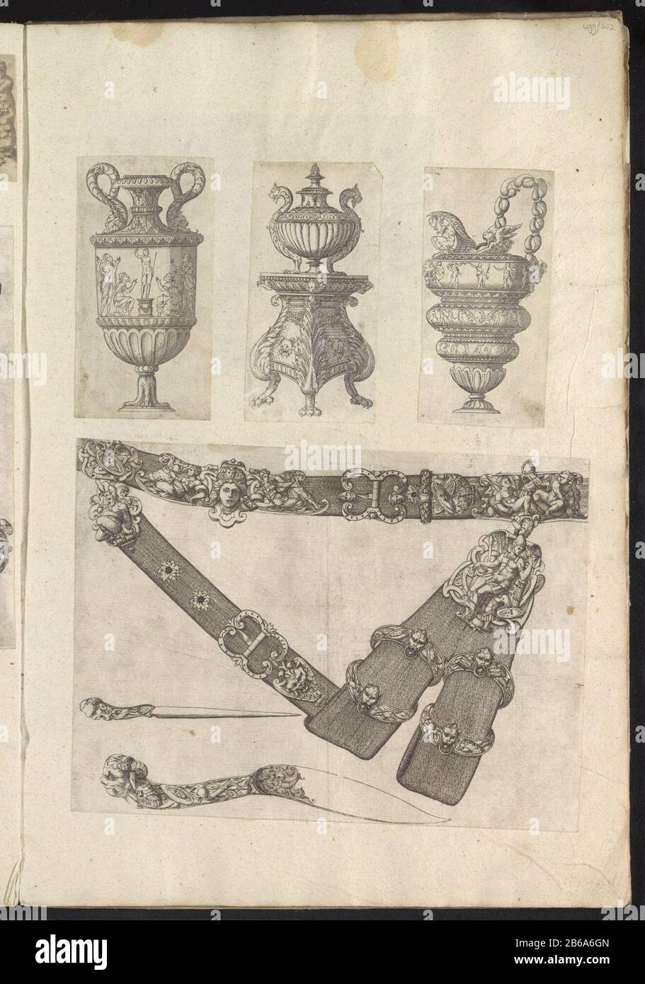 Album Leaf avec quatre imprimés avec deux vases, un CAN et un étui pour une épée Album Leaf avec quatre imprimés coupés deux vases, un CAN et un étui pour une épée ainsi que deux dolken. Fabricant : print maker: Anonyme date: 1500 - 1599 Caractéristiques physiques: Gravure et engras collés sur la feuille d'album matériau: Technique du papier: Engraa (impression) / etch / coller dimensions: Feuille: H 430 mm × W 292 mm Sujet :  vase ornement parties d'armes de piratage et de throuting: Gripornaments  ArtKitchen-ustensiles: Chaudron Banque D'Images